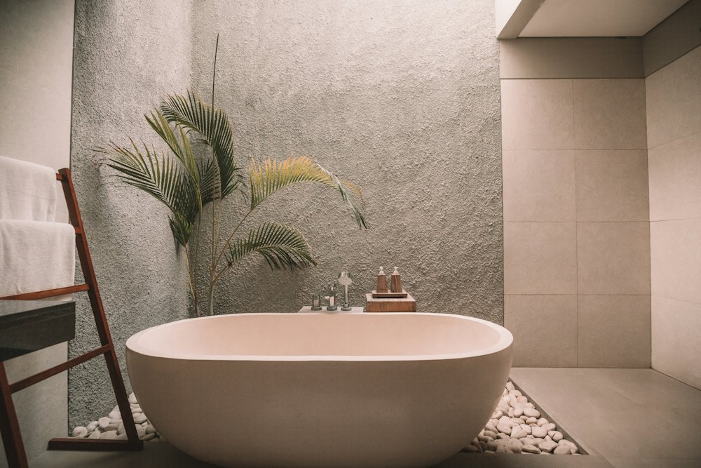 Freestanding white bathtub